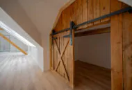 Sanierter Wohnraum mit begehbaren Kleiderschrank in Holzoptik