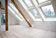 Sanierter Wohnraum Dachgeschosse mit großen Fenstern in der Dachschräge