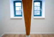 Sanierter Wohnraum - Detailaufnahme freistehender Holzbalken