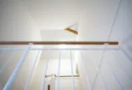 Sanierter Wohnraum Detailaufnahme Hausflur Treppengeländer