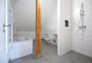 Sanierter Wohnraum Badezimmer mit Dusche und Badewanne