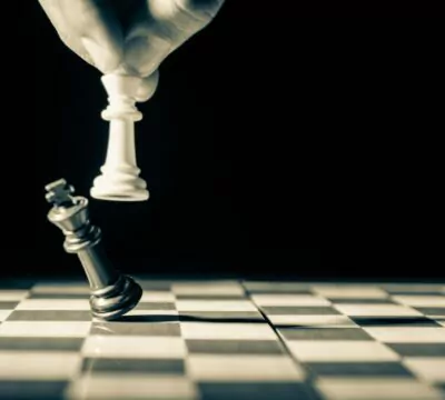 Der weiße König schlägt den schwarzen König beim Schach Schachmatt