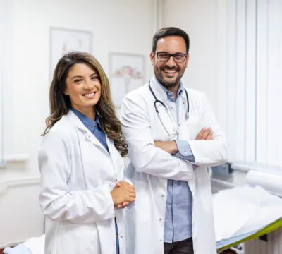 Zwei Ärzt sind glücklich nachdem sie sich um ihre Altersvorsorge gekümmert haben