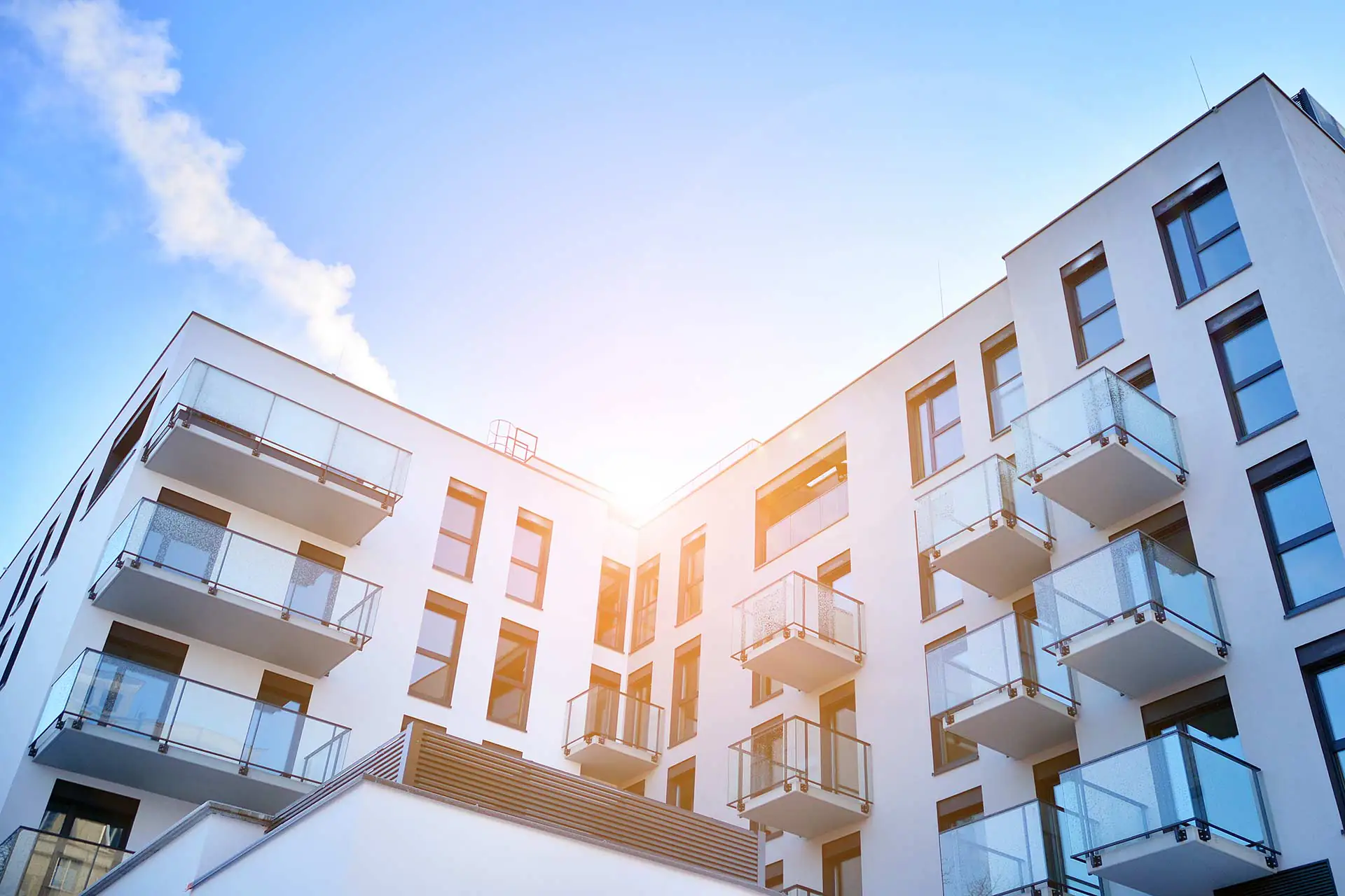 Ein modernes Wohnhaus in der Sonne