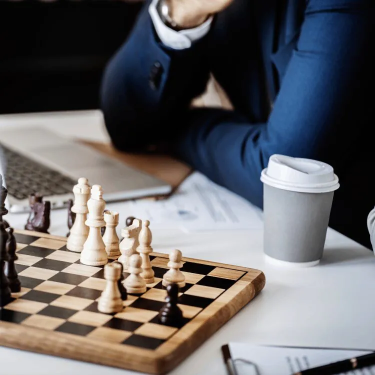 Mann grübelt über den nächsten Schachzug