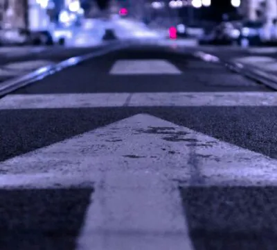 Pfeil auf Straße zeigt gerade aus