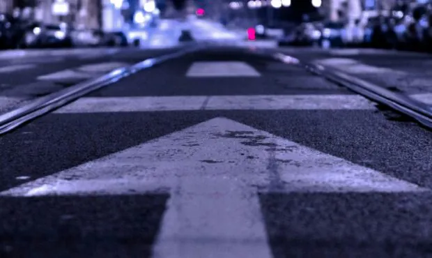 Pfeil auf Straße zeigt gerade aus