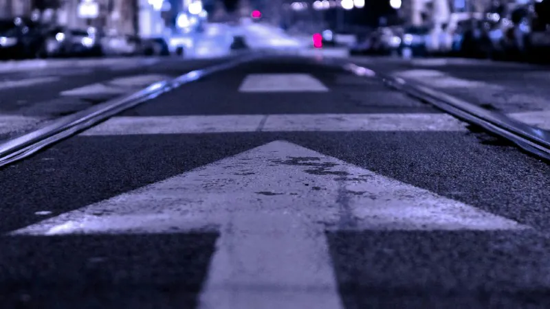 Pfeil auf Straße zeigt gerade aus